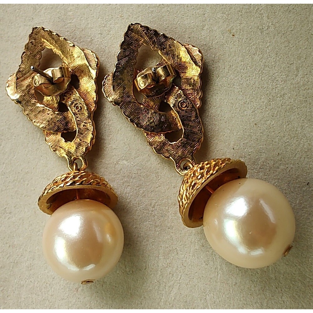 Vtg Avon Earrings Gold Tone Faux Pearl Dangle Drop Clip On Textured Celtic Knot - Picture 3 of 3
